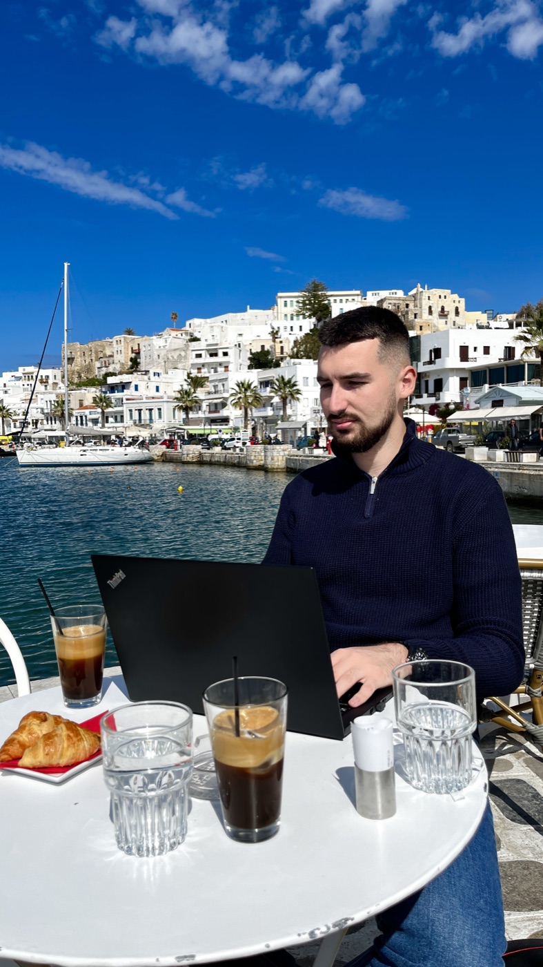 Rad sa laptopa, luka grčkog ostrva