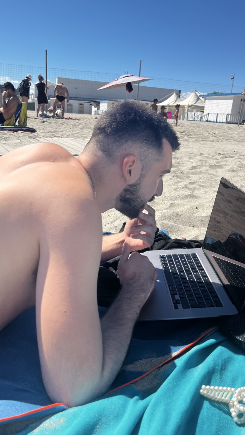 Rad na laptopu sa plaže, bez sistema