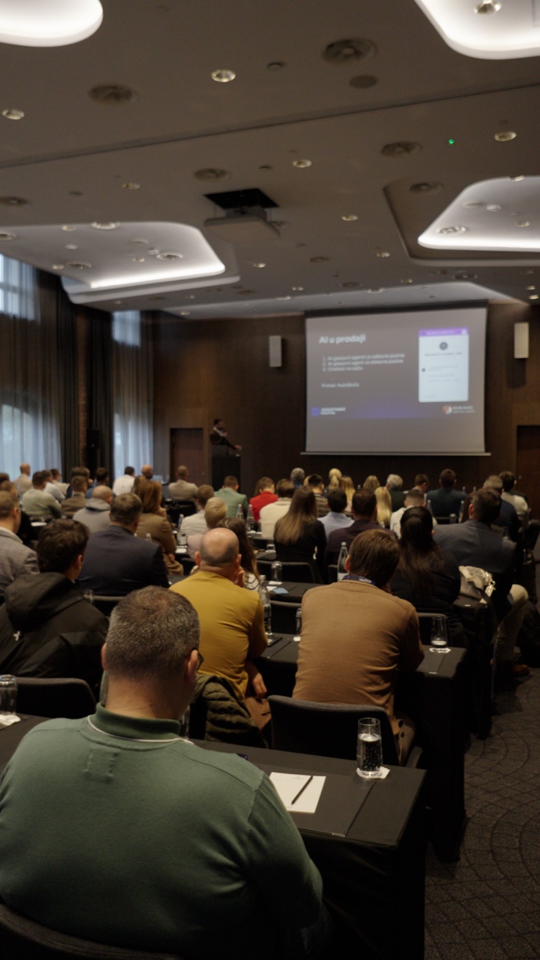 Puna sala na konferenciji